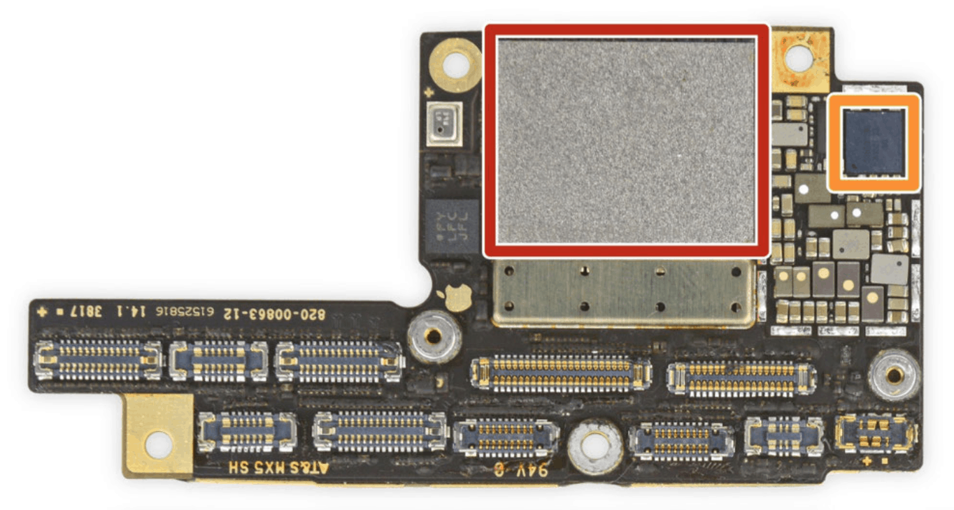 płyta główna iphone X z zaznaczoną na czerwono pamięcią NAND
